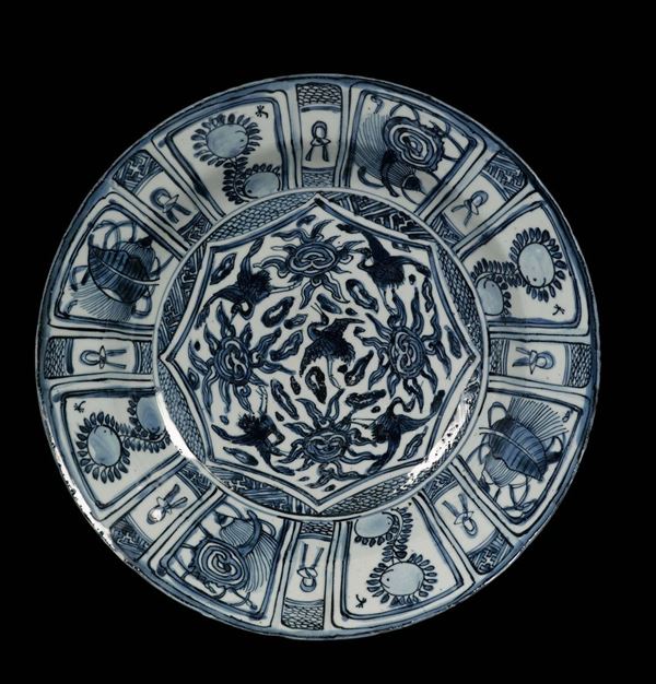 Piatto in porcellana bianca e blu a decoro naturalistico, Cina, Dinastia Ming, epoca Wanli (1573-1619)