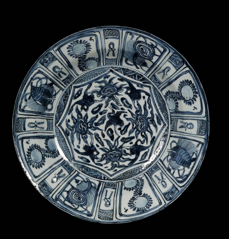 Piatto in porcellana bianca e blu a decoro naturalistico, Cina, Dinastia Ming, epoca Wanli (1573-1619)  - Asta Fine Chinese Works of Art - Cambi Casa d'Aste
