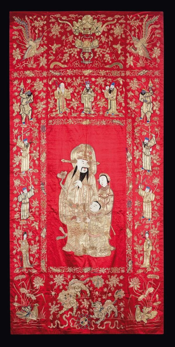 Quattro tessuti in seta a fondo rosso con decoro di Guanyin, dignitari e fiere, Cina, Dinastia Qing, XIX secolo