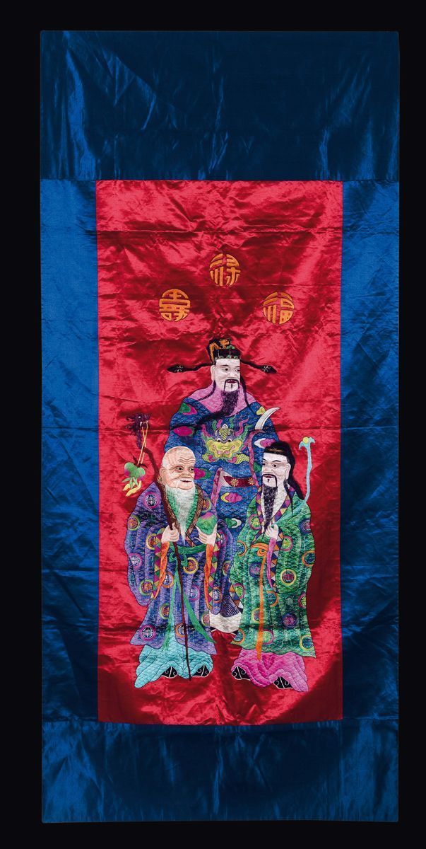Quattro Tessuti in Seta a Fondo Rosso con Decoro di Guanyin, Dignitari e Fiere, Cina, Dinastia Qi...