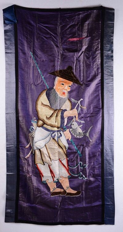 Tessuto in Seta a Fondo Viola con Immagine di Pescatore, Cina, XX Secolo