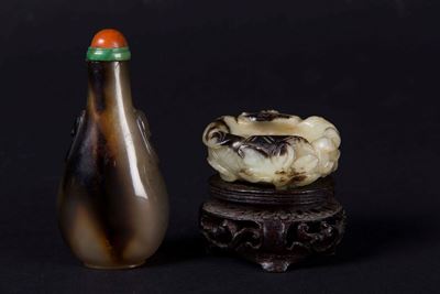 Piccolo Sciacquapennelli in Giada Bianca di Montagna e Russet ed una Snuff Bottle in Agata, Cina,...