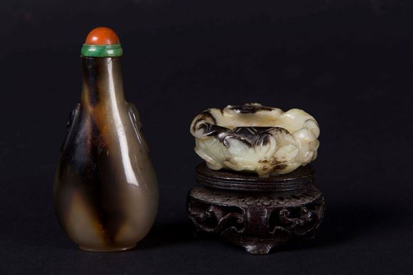 Piccolo sciacquapennelli in giada bianca di montagna e russet ed una snuff bottle in agata, Cina, Dinastia Qing, XIX secolo