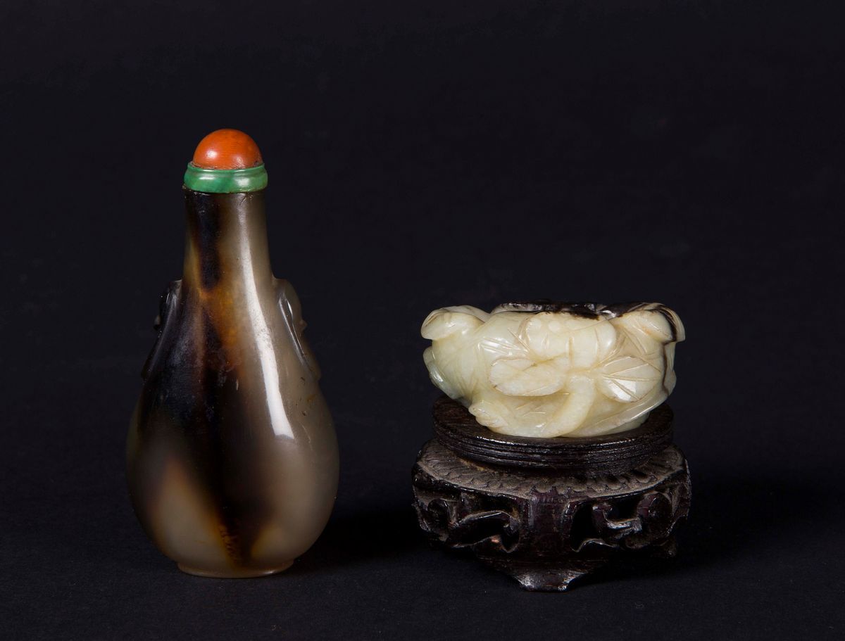 Piccolo Sciacquapennelli in Giada Bianca di Montagna e Russet ed una Snuff Bottle in Agata, Cina,...