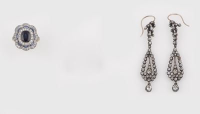 Lotto Composto da un Anello con Zaffiro e Diamanti a Contorno ed un Paio di Orecchini in Argento ...