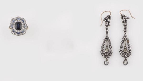 Lotto composto da un anello con zaffiro e diamanti a contorno ed un paio di orecchini in argento e paste.