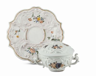 Tazza da Brodo con Presentatoio Nove, Fabbrica di P. Antonibon, Seconda Metà del XVIII Secolo