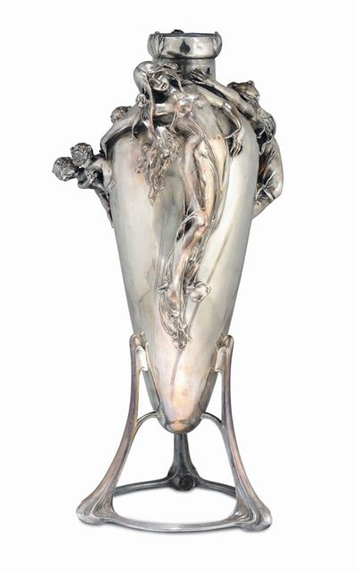 Meinhardt, Grande vaso a forma di anfora su tripode, metallo argentato con figure in alto rilievo