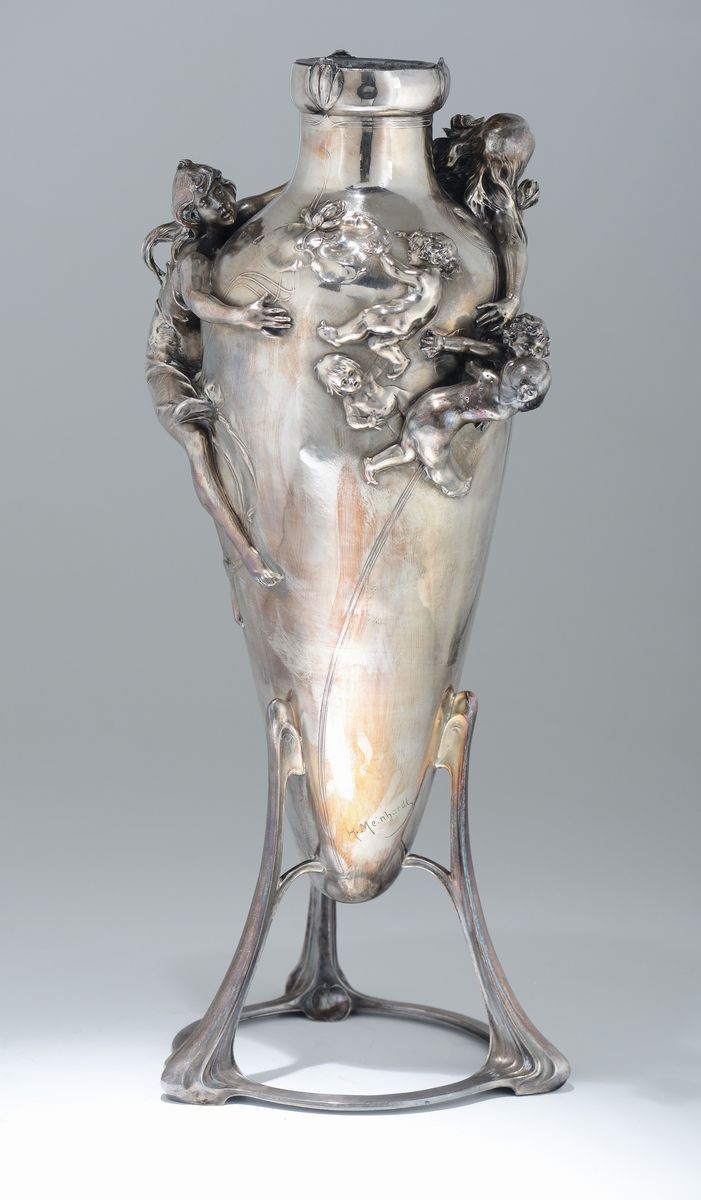 Meinhardt, Grande vaso a forma di anfora su tripode, metallo argentato con figure in alto rilievo