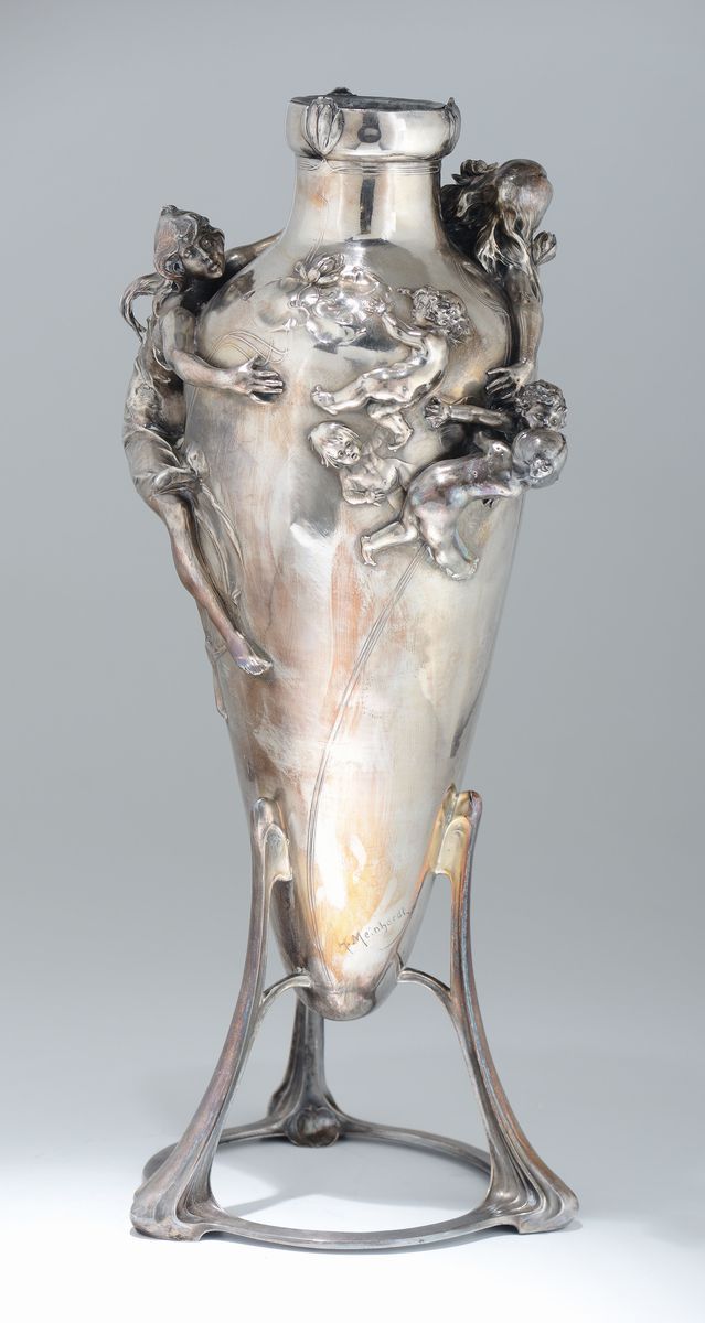 Meinhardt, Grande vaso a forma di anfora su tripode, metallo argentato con figure in alto rilievo