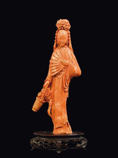 Figura di Guanyin Scolpita in Corallo con Cestino di Fiori e Ventaglio, Cina, Inizio XX Secolo