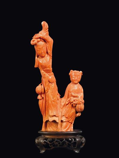 Gruppo in Corallo Raffigurante Guanyin e Fanciulla con Cestino di Fiori, Cina, Inizio XX Secolo