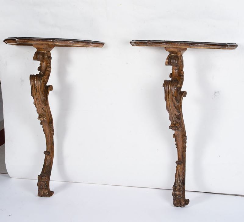 Coppia di consoles a goccia in legno intagliato, dorato e laccato, Lombardia, XVIII secolo  - Auction Fine Art - Cambi Casa d'Aste