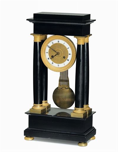 Pendola a Portico in Marmo Nero del Belgio a Quattro Colonne con Decorazioni in Bronzo Dorato, Fr...