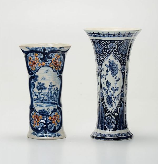 Lotto di due vasi a tromba in ceramica, uno Delft Secolo XVIII e uno moderno