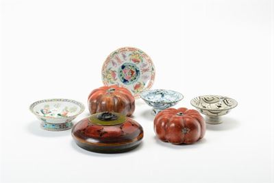 Lotto di Sette Oggetti in Porcellana e Legno Dipinto, Cina, Dinastia Qing, XVIII/XIX Secolo