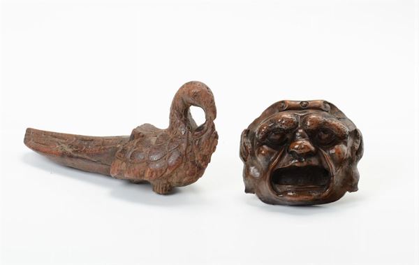 Lotto di due oggetti in legno tra cui un mascherone e una figura di pavone, fine Secolo XVII, inizio Secolo XVIII