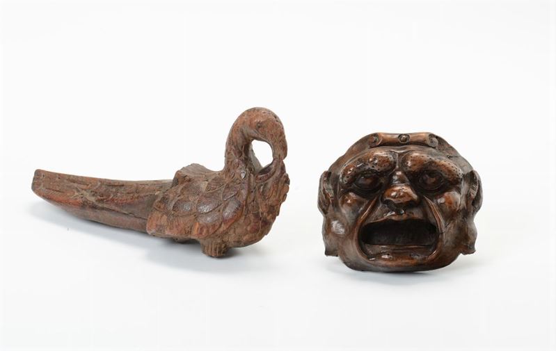 Lotto di due oggetti in legno tra cui un mascherone e una figura di pavone, fine Secolo XVII, inizio Secolo XVIII  - Auction Antique Online Auction - Cambi Casa d'Aste
