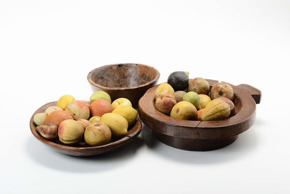 Lotto di tre contenitori in legno tra cui due con frutta in marmi colorati