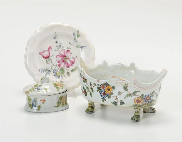 Lotto di tre oggetti in ceramica, Italia settentrionale, Secolo XVIII