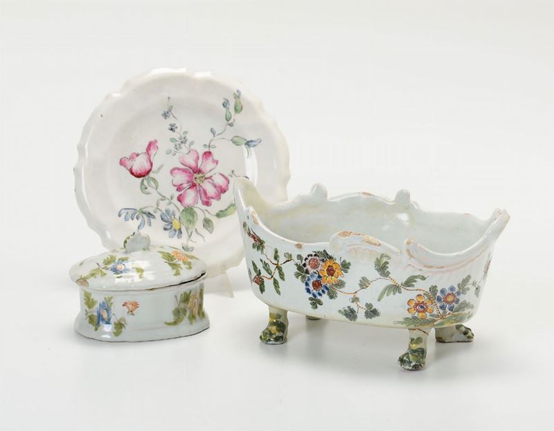 Lotto di tre oggetti in ceramica, Italia settentrionale, Secolo XVIII  - Asta Asta a Tempo Antiquariato - Cambi Casa d'Aste