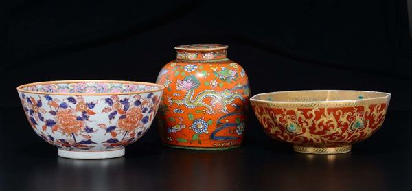 Lot of two polychrome enamelled porcelain bowls and a vase and cover, China, 19th/20th century