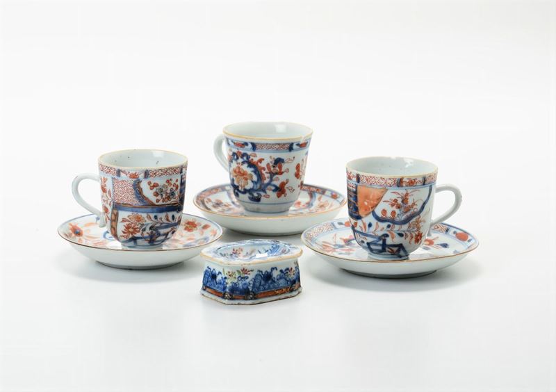 Three cups and saucers and a saltcellar, East India Company, 18th century  - Auction Majolica and porcelain from the 16th to the 19th century - Cambi Casa d'Aste