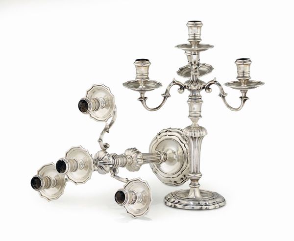 Coppia di candelabri a quattro fiamme in argento, modello Veneziano del XX secolo