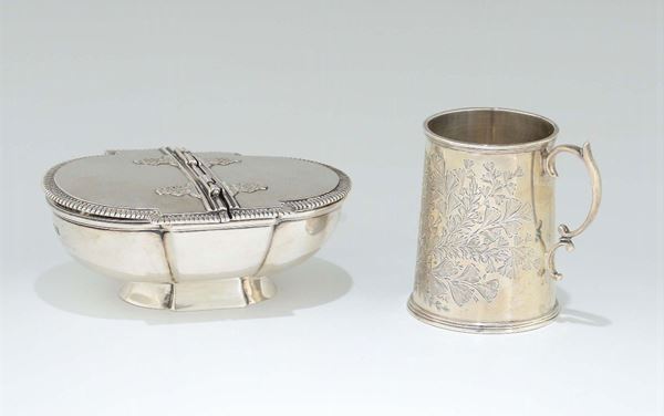 A set formed by a little silver jug and a silver double opening box, early 20th century.