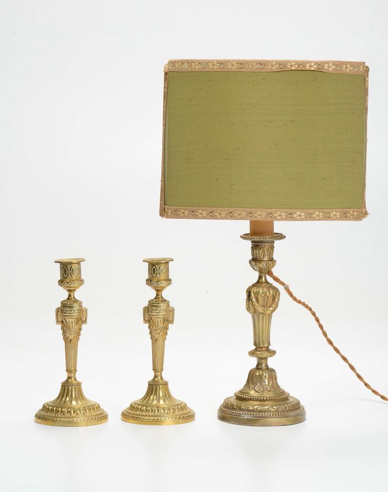 Lotto di tre candelieri in ottone con decoro di gusto settecentesco, Secolo XIX  - Asta Asta a Tempo Antiquariato - II - Cambi Casa d'Aste