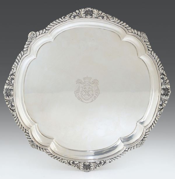 Salver in argento sterling fuso e cesellato, Inghilterra XIX secolo, bollo Londra 1814 e dell’argentiere  (non leggibile)
