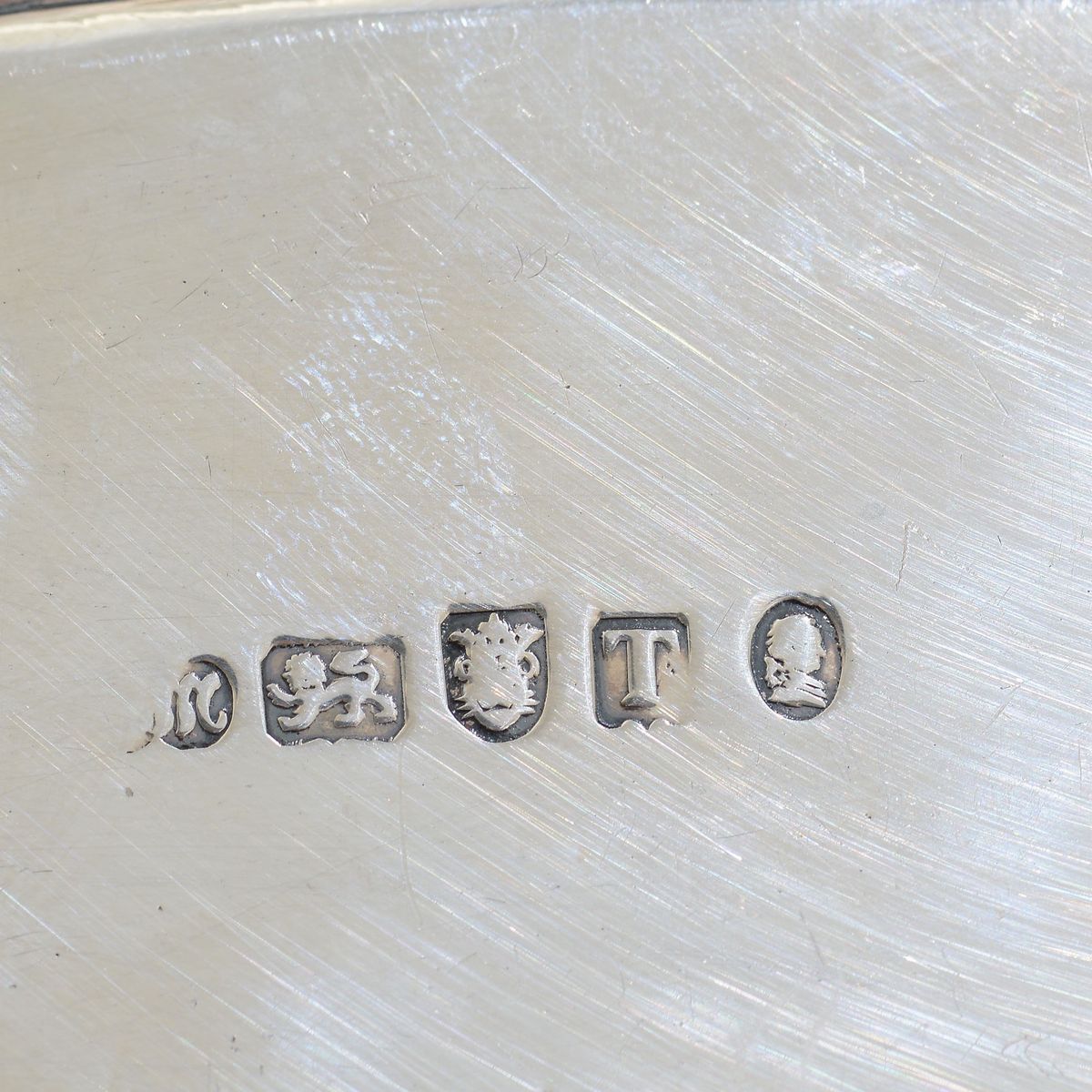Salver in Argento Sterling Fuso e Cesellato, Inghilterra XIX Secolo, Bollo Londra 1814 e Dell’arg...