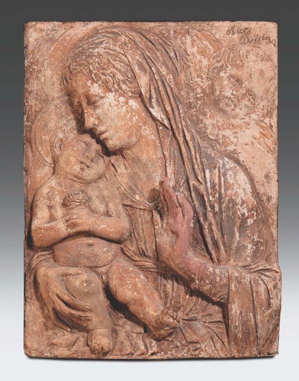 Altorilievo in terracotta raffigurante Madonna con Bambino, Italia XIX-XX secolo, firmato in alto a destra Alceo Dossena