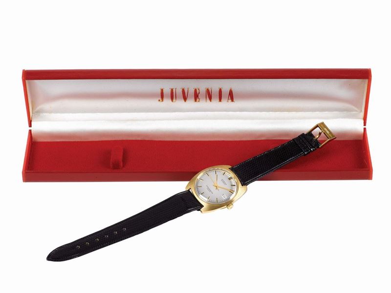 JUVENIA, Automatic, Chronometer 3600, case No. 862889, Ref. 8065, 18K yellow gold, center seconds, self-winding, wristwatch with date and a gold plated Juvenia buckle. Accompanied by the original box and Guarantee. Made circa 1970.  - Auction Watches and Pocket Watches - Cambi Casa d'Aste