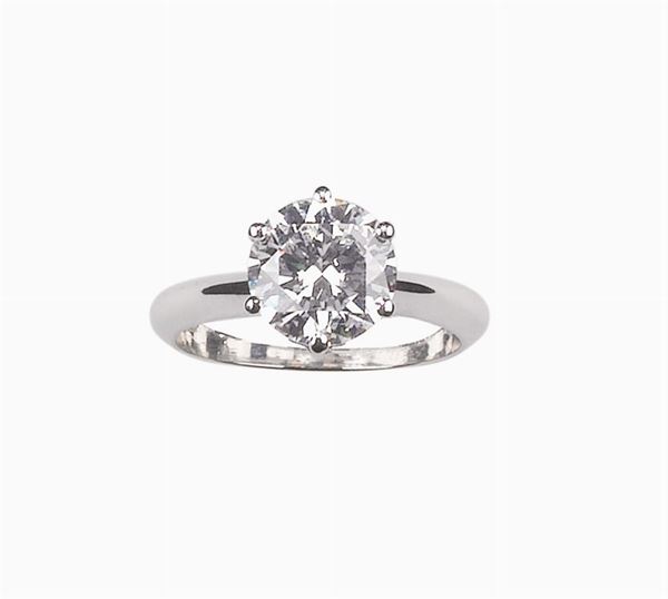 A round brilliant-cut diamond ring weighing 2,26 carats. HRD report