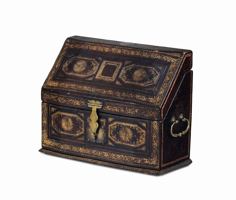 Cofanetto in cuoio inciso, XIX secolo  - Asta Antiquariato - Cambi Casa d'Aste