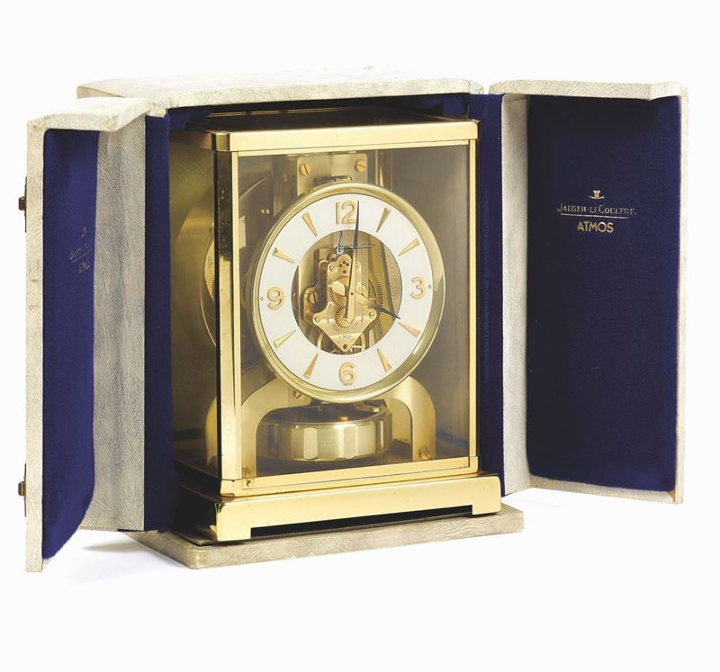 Jaeger-LeCoultre, Atmos. Made in the 1970s. Fine, rectangular, gilt brass and glass Atmos clock wound by barometric pressure changes. Dial, case and movement signed. Accompanied by the original box and instruction booklet  - Auction Watches and Pocket Watches - Cambi Casa d'Aste