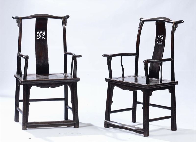 Coppia di sedie in legno dolce lavorato con schienale traforato, Cina, Dinastia Qing, XIX secolo  - Asta Chinese Works of Art - Cambi Casa d'Aste