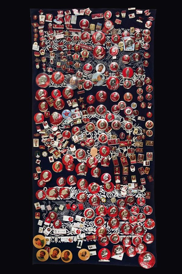 Tessuto in seta con circa trecento distintivi della Rivoluzione Culturale, Cina, XX secolo