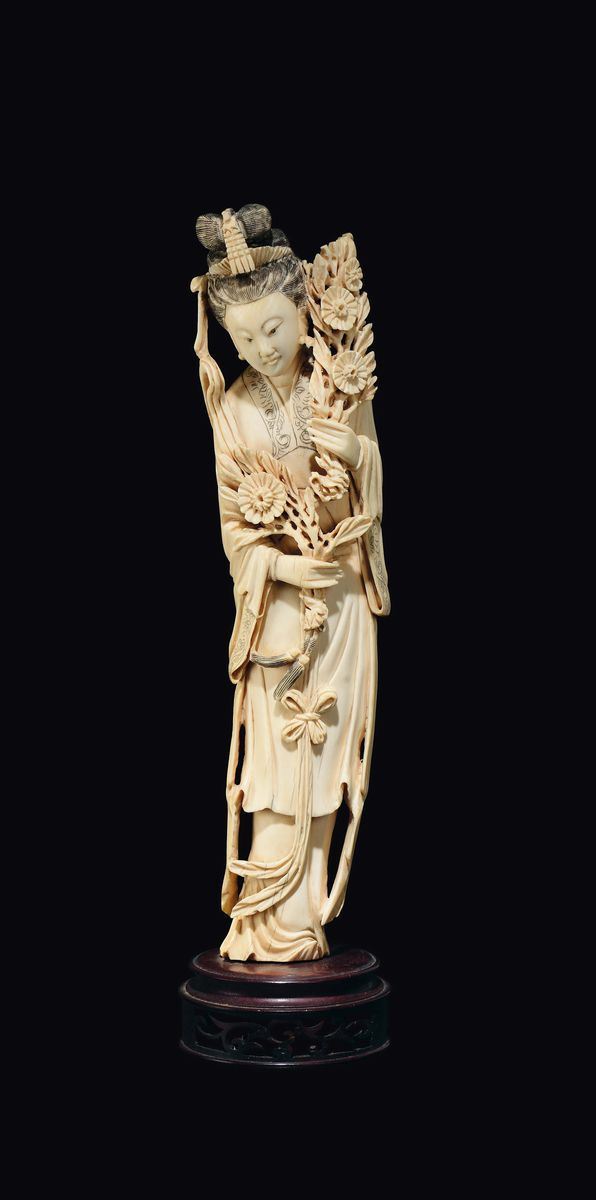 Figura di Guanyin scolpita in avorio con mazzo di fiori, Cina, inizio XX secolo