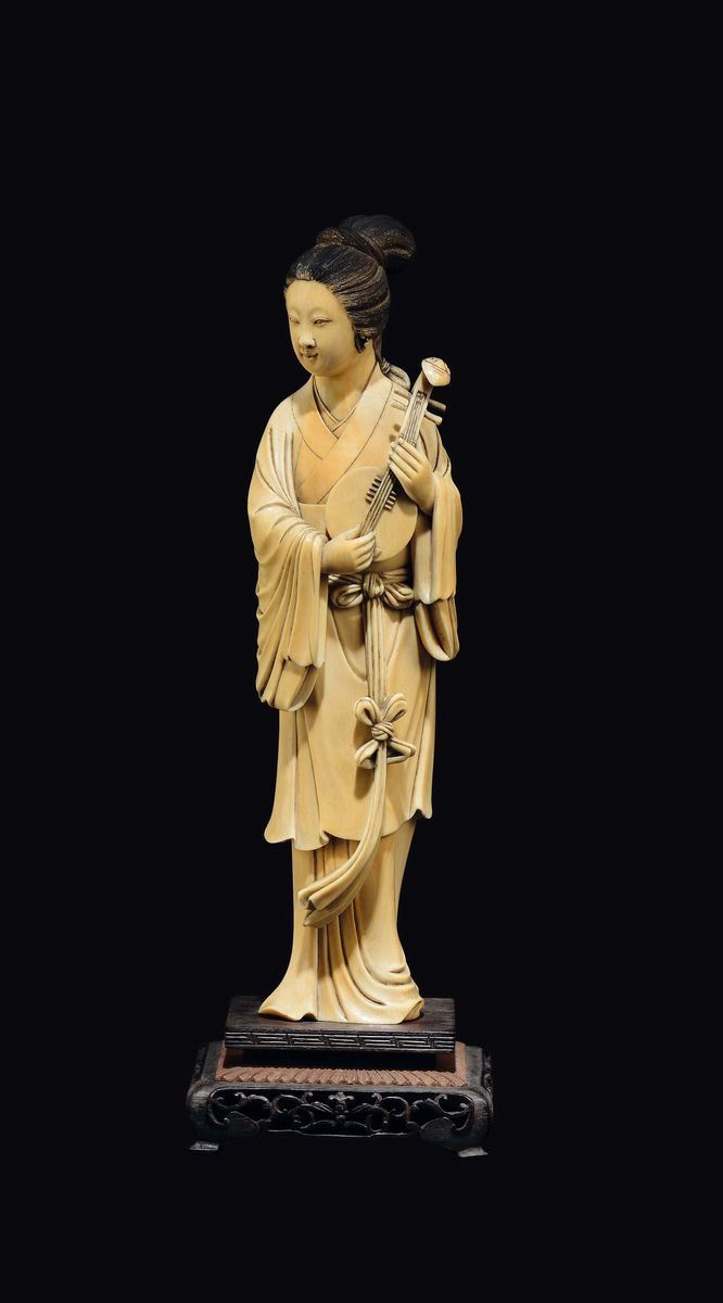 Figura di Guanyin musicante con capelli neri scolpita in avorio, Cina, inizio XX secolo  - Asta Fine Chinese Works of Art - Cambi Casa d'Aste