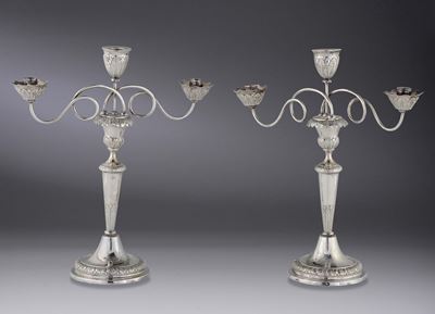 Coppia di Candelabri a Tre Fiamme in Argento Sbalzato e Cesellato, Genova XIX Secolo, Punzoni Cro...