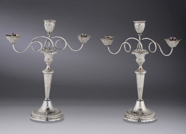 Coppia di candelabri a tre fiamme in argento sbalzato e cesellato, Genova XIX secolo, punzoni croce mauriziana, delfino e dell’argentiere in uso dal 1825 al 1875