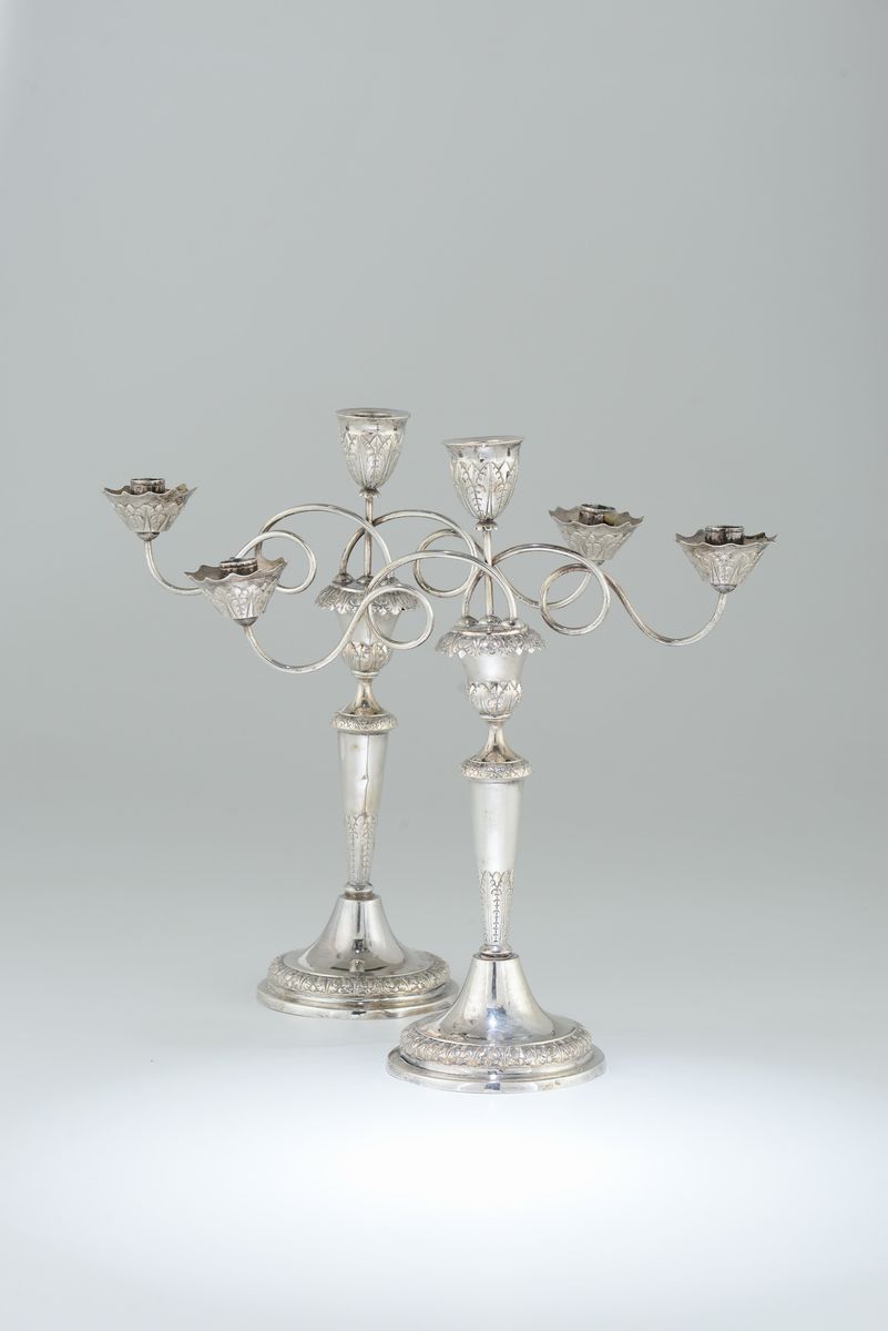 Coppia di Candelabri a Tre Fiamme in Argento Sbalzato e Cesellato, Genova XIX Secolo, Punzoni Cro...
