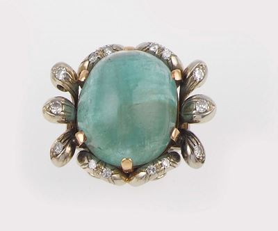 Anello con Berillo Taglio Cabochon e Diamanti