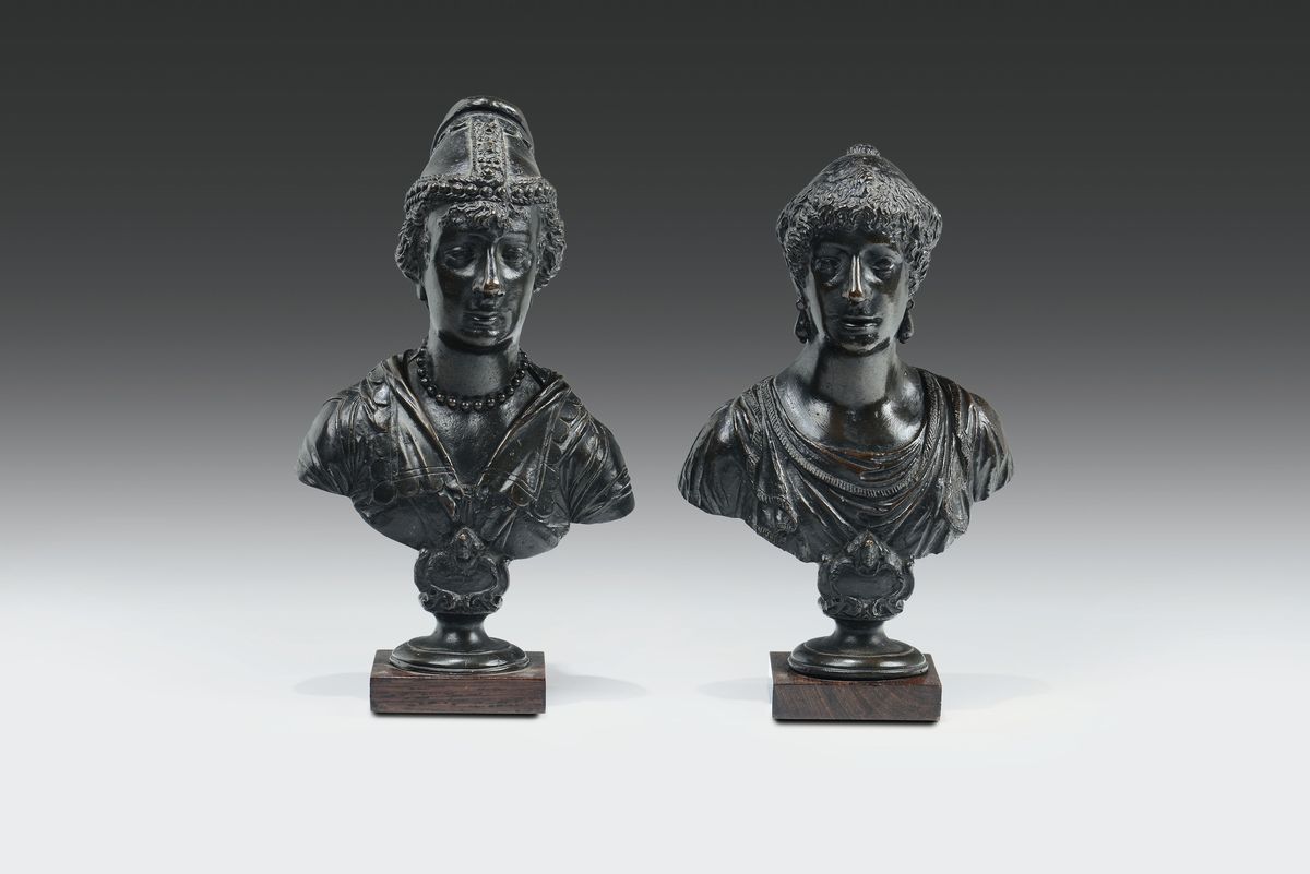 Coppia di Busti Muliebri in Bronzo Fuso, Cesellato e Patinato Raffiguranti Nobildonna Romana e un...