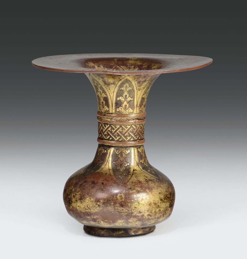Vaso in rame sbalzato, inciso e dorato, arte Ottomana del XV secolo  - Asta Scultura e Oggetti d'Arte - Cambi Casa d'Aste