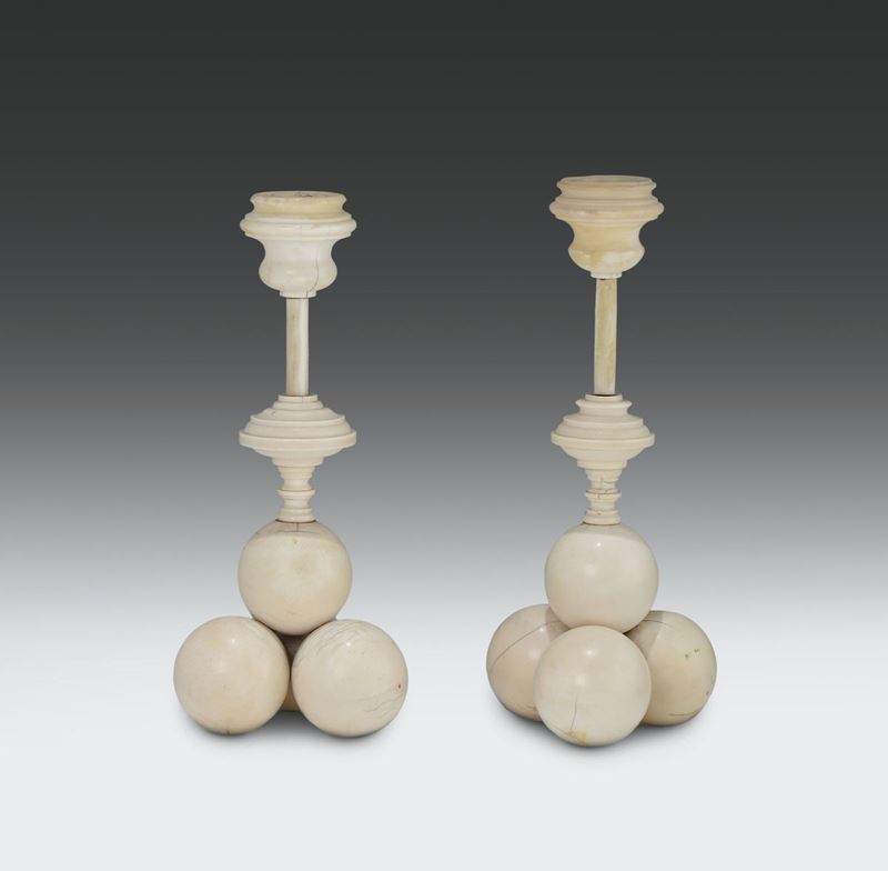 Coppia di candelieri in avorio tornito, Germania o Francia XIX secolo  - Auction Asta a Tempo Antiquariato - II - Cambi Casa d'Aste