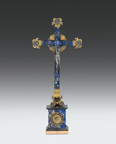 Crocifisso Reliquiario in Lapislazzulo con Cristo Re e Finimenti in Bronzo Fuso, Cesellato e Dora...