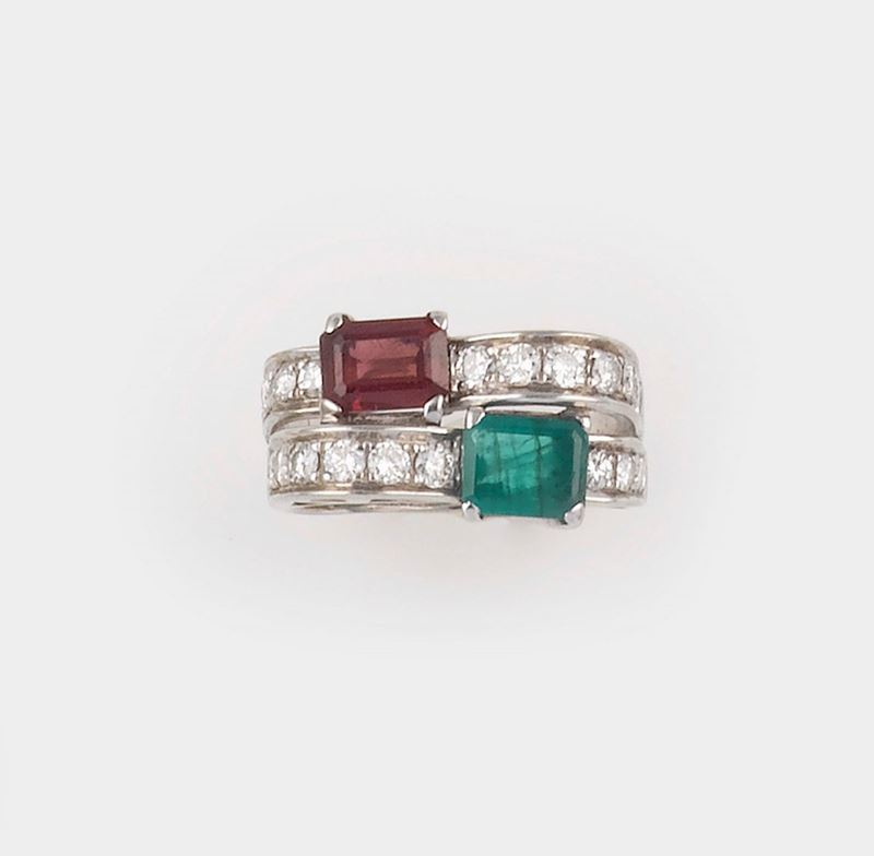 Anello con uno smeraldo ed un granato e piccoli diamanti  - Asta Jewels - II - Cambi Casa d'Aste